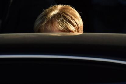 La canciller alemana, Angela Merkel, subiendo a su coche al salir de la Fundación Konrad-Adenauer, en Berlín.