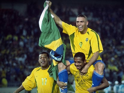 Ronaldo e Vampeta comemoram a conquista do pentacampeonato.