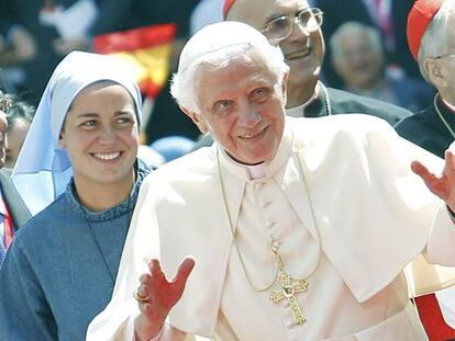 El papa Benedicto XVI, a su llegada al encuentro que ha mantenido con jóvenes religiosas en El Escorial