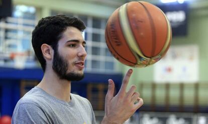 Álex Brines hace malabares con el balón.