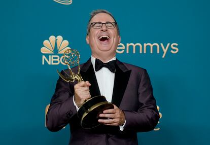 El presentador del programa de comedia nocturna de HBO: 'Last Week Tonight', John Oliver, ríe frente a la prensa con uno de sus dos premios Emmy.