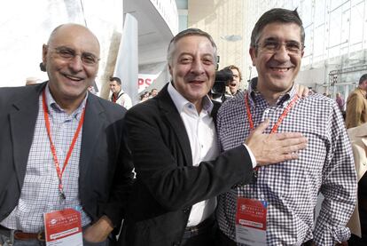 Rodolfo Ares, Jos Blanco y Patxi Lpez bromean durante la segunda jornada de la conferencia.