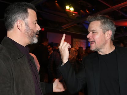 Matt Damon le hace el gesto de la peineta a Jimmy Kimmel en la fiesta después del estreno mundial de la película 'Air', el 27 de marzo en Los Ángeles.