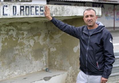 Juanele, en el campo del barrio gijonés de Roces donde comenzó a jugar.
