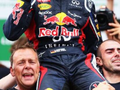 Vettel celebra el título con los miembros de su equipo