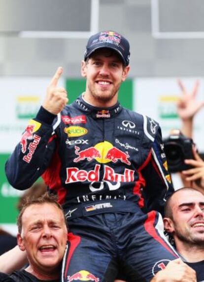 Vettel celebra el título con los miembros de su equipo