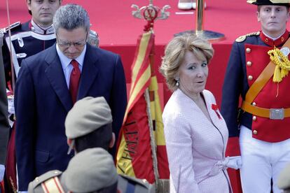 La presidenta Esperanza Aguirre y el alcalde de Madrid, Alberto Ruiz-Gallard&oacute;n, presiden el homenaje a los h&eacute;roes del 2 de mayo de 1808 en la Puerta del Sol. 