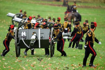 Miembros de la artillería real ecuestre preparan los cañones para disparar salvas con motivo de la celebración del 69 cumpleaños del príncipe de Gales en el Green Park de Londres, (Inglaterra).