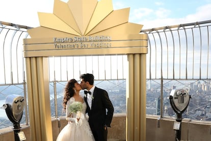 Nachiket Patel y Chitra Pathak se besan después de casarse en el Empire State de Nueva York (Estados Unidos), el 14 de febrero.