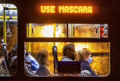 Pasajeros de un autobús público, protegidos con mascarillas, en la ciudad de Curitiba (Brasil). La curva de contagios sigue aumentando rápidamente en el país, con 210 millones de habitantes. Médicos y expertos temen que el número de positivos sea mucho mayor debido al reducido número de test que se realizan.