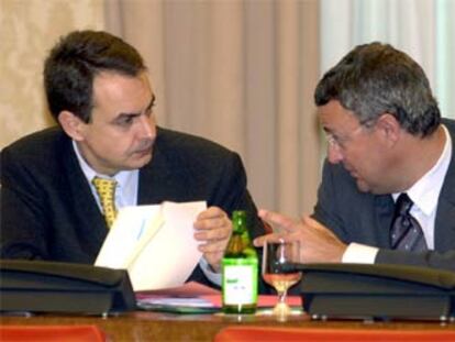 El líder del PSOE, José Luis Rodríguez Zapatero (izqda.), y el portavoz del partido en el Congreso, Jesús Caldera (dcha), hoy en la Diputación Permanente.