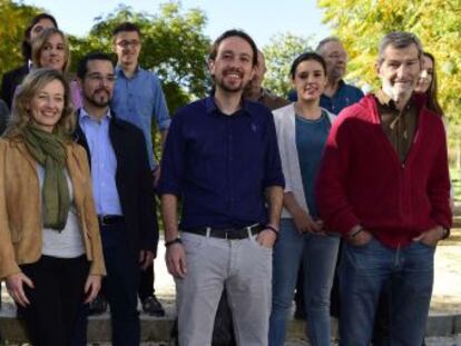 Pablo Iglesias, rodeado del general Julio Rodríguez (a su izquierda), la juez Victoria Rosell (a su derecha), Íñigo Errejón (camisa azul), Irene Montero (segunda a su derecha) y Tania Sánchez (detrás).