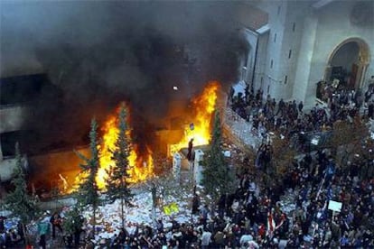 El fuego destruye el edificio en el que tienen su sede las legaciones diplomáticas de Dinamarca, Suecia y Chile.