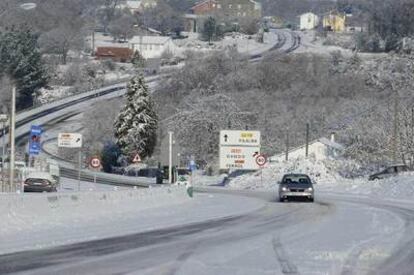 Nieve y hielo en la carretera LU-541, entre Rábade y Vilalba, en la provincia de Lugo.