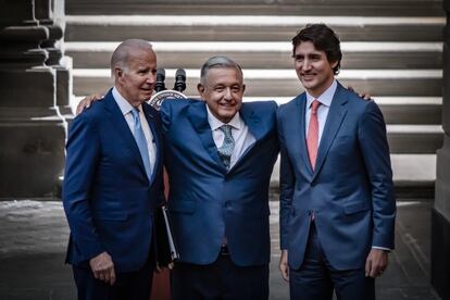 Los presidentes de EE UU, Joe Biden, y México, Andrés Manuel López Obrador, y el primer ministro de Canadá, Justin Trudeau, en su comparecencia ante los medios informativos al término de la Cumbre de América del Norte, el martes en Ciudad de México.