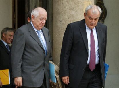 El presidente de Caisse d'Epargne, Carles Milhaud (Izquierda), a la salida de una reunión.