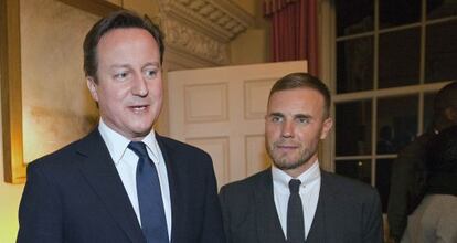 O primeiro-ministro britânico David Cameron com Gary Barlow, cantor e compositor do Take That.