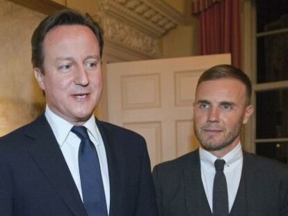 O primeiro-ministro britânico David Cameron com Gary Barlow, cantor e compositor do Take That.