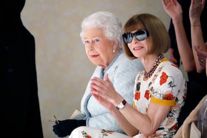 Ni siquiera cuando la Reina Isabel II la acompañó en 2018 a un desfile de Richard Quinn se quitó sus características gafas.