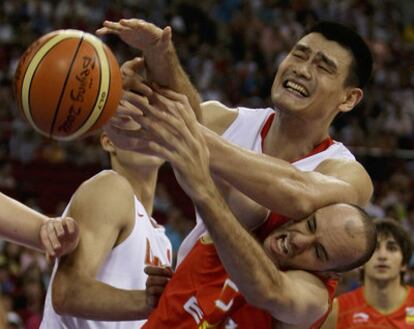 Yao Ming, en un partido frente a España.