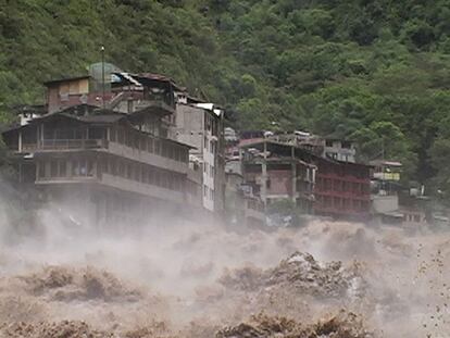 El río Urubamba, a su paso por la zona de Machu Picchu, se ha desbordado causando graves daños en el pueblo