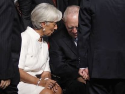 Christine Lagarde y Wolfgang Schäuble conversan durante la reunión del FMI en Tokio.