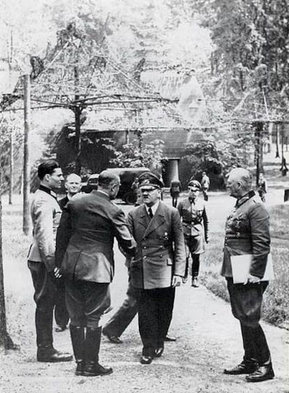 Von Stauffenberg, primero por la izquierda, de visita en la Guarida del Lobo, cinco días antes del atentado.