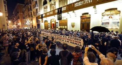 Un momento de la concentración, este miércoles, ente el Teatro Talía de Valencia.