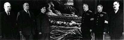 El cadáver de Stalin reposa en un ataúd flanqueado por (de izquierda a derecha) Jruschov, Beria, Malenkov, Bulganin, Vorochilov y Kaganovich.