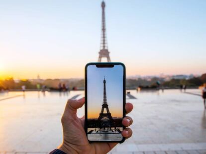 Un turista toma una foto de la Torre Eiffel.