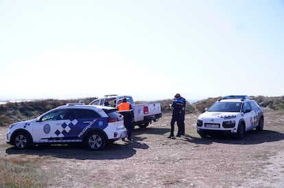 Agentes de la Policía Local trabajan en el lugar de los hechos.