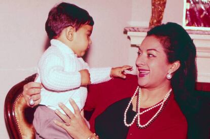 Lola Flores, con su hijo Antonio, en su casa de Madrid en 1963.