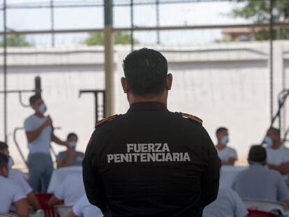 Un custodio de la Fuerza Penitenciaria en las instalaciones de un centro de reclutamiento en Monterrey, México