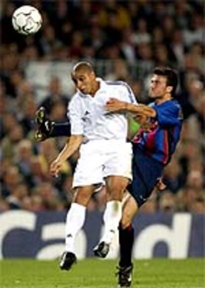 Roberto Carlos y Luis Enrique, en un momento del partido.