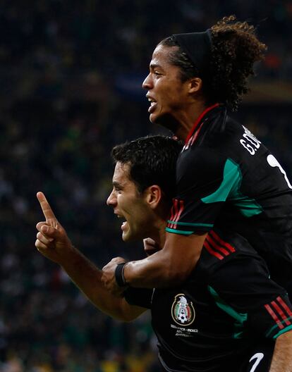 El jugador mexicano Rafael Márquez celebra el gol que ha marcado a Sudáfrica con Giovani dos Santos.