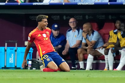 Lamine Yamal celebra el gol del empate de su equipo durante el partido de semifinal de la Eurocopa entre España y Francia en Múnich, Alemania, el 9 de julio de 2024.