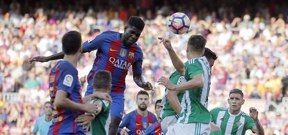 Umtiti cabecea el bal&oacute;n en el primer partido de la Liga ante el Betis.