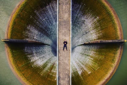 Y, como con el resto de dispositivos, los selfis tampoco se han quedado fuera de esta nueva forma de fotografiar. Según el director de Dronestagram, observan mucho la aparición de lo que ellos llaman “dronies”, selfis hechos con drones. “Y nos divierte mucho”. Un ejemplo es esta foto recogida por Dronestagram entre las mejores fotos de 2016.