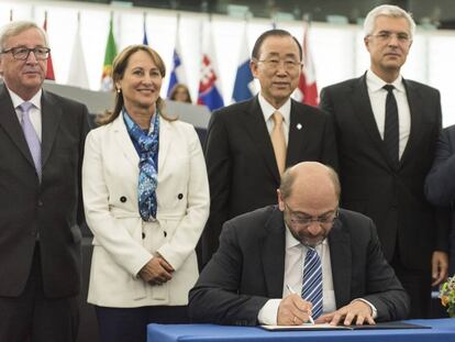 El presidente del Parlamento Europeo, Martin Schulz, ratifica el acuerdo de Par&iacute;s sobre cambio clim&aacute;tico en el Parlamento Europeo.
 