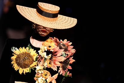 Una creación de Schiaparelli durante la semana de la moda de París, en el desfile celebrado el 4 de julio de 2022.