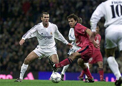 Zidane intenta controlar la pelota ante Podestá.