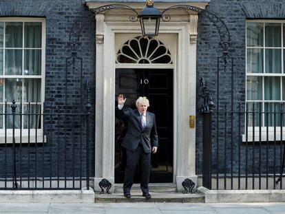 El primer ministro del Reino Unido, Boris Johnson, saluda este miércoles en la puerta de Downing Street