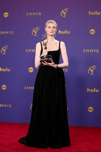 Elizabeth Debicki, derrochando clase y elegancia, con este vestido negro de Christian Dior. Se llevó el Emmy a mejor actriz principal por su papel de la princesa Diana de Gales en la serie 'The Crown'. 