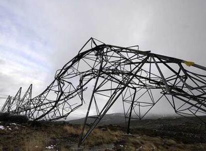 Torre de tensión derribada por el temporal en Lalín (Pontevedra).