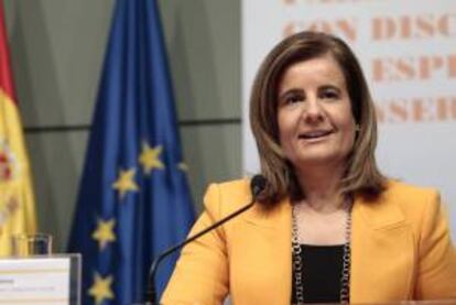 La ministra de Empleo y Seguridad Social, Fátima Báñez, durante la presentación del convenio para personas con discapacidad con especiales dificultades de inserción laboral, a efectos de la cobertura de las prestaciones por jubilación y por muerte y supervivencia.