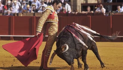 El diestro Manuel Jesús Cid " El Cid" con su primer toro, durante la segunda corrida de toros de Feria de Abril de Sevilla en 2014.