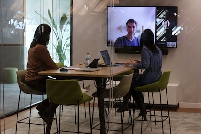 Empleados de ING trabajando de forma híbrida en sus oficinas de Madrid.