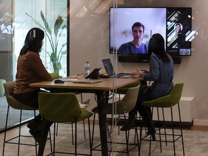 Empleados de ING trabajando de forma híbrida en sus oficinas de Madrid.