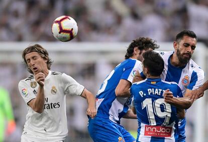 Luka Modric intenta controlar la pelota.