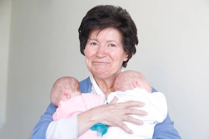 Mauricia Ibáñez con sus hijas.